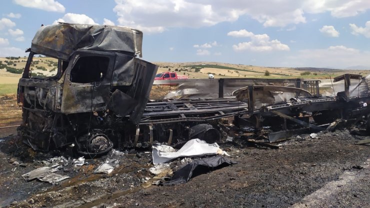 TIR ile kamyonet çarpıştı: 3 ölü, 1 yaralı