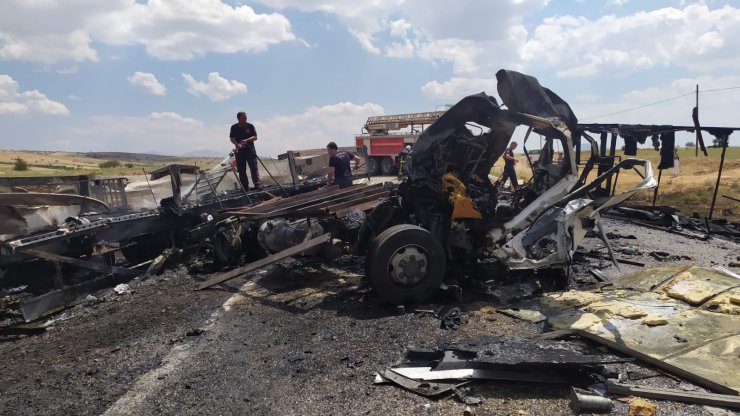 TIR ile kamyonet çarpıştı: 3 ölü, 1 yaralı