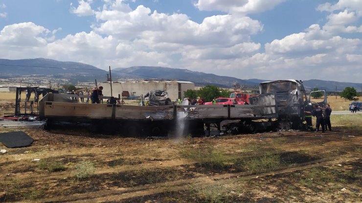 TIR ile kamyonet çarpıştı: 3 ölü, 1 yaralı