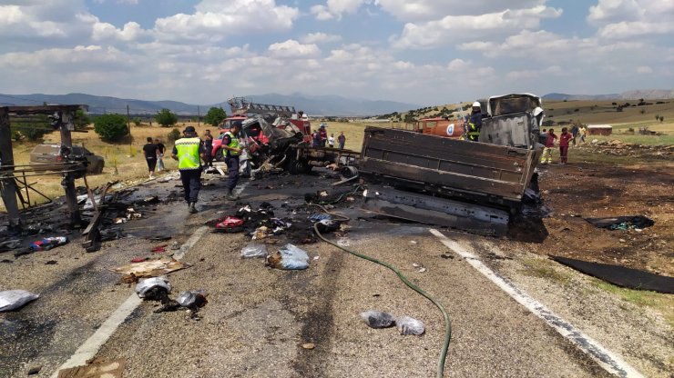 TIR ile kamyonet çarpıştı: 3 ölü, 1 yaralı