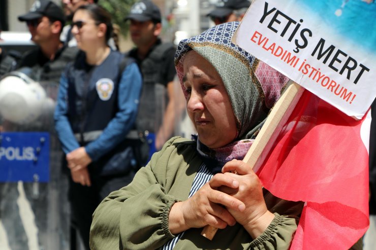 Van'da evlat nöbetindeki anne: Kandil'in yolunu kapattık