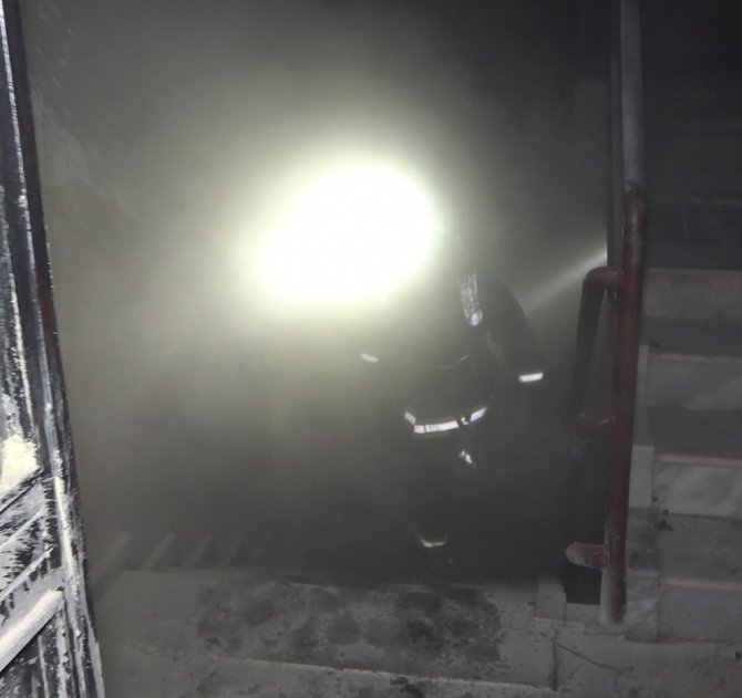 Yanan evinde ailesinden sonra kuşlarını kurtardı