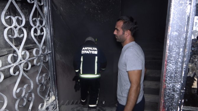 Yanan evinde ailesinden sonra kuşlarını kurtardı