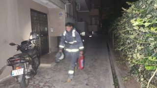 Yanan evinde ailesinden sonra kuşlarını kurtardı