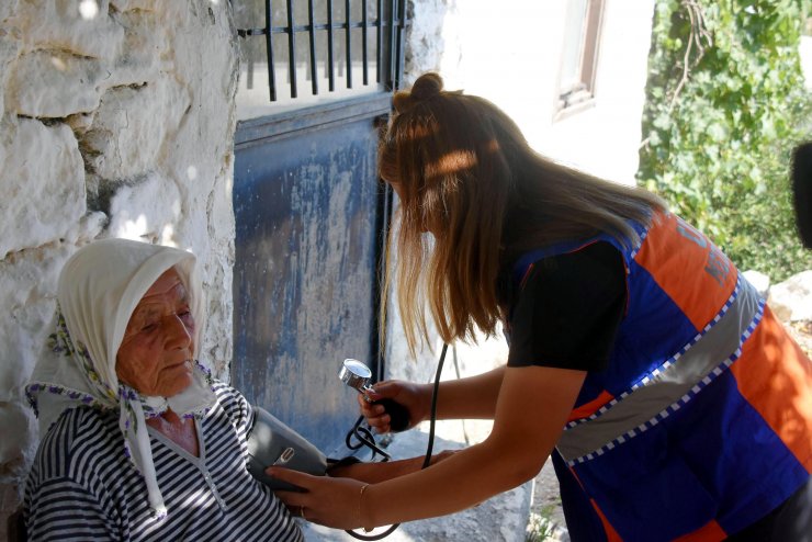 Yangın bölgesindeki vatandaşlar, UMKE ekiplerince muayene ediliyor