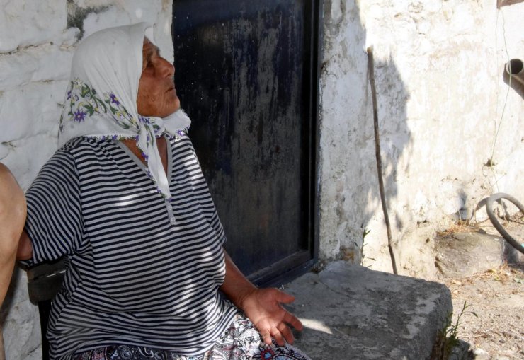 Yangın bölgesindeki vatandaşlar, UMKE ekiplerince muayene ediliyor