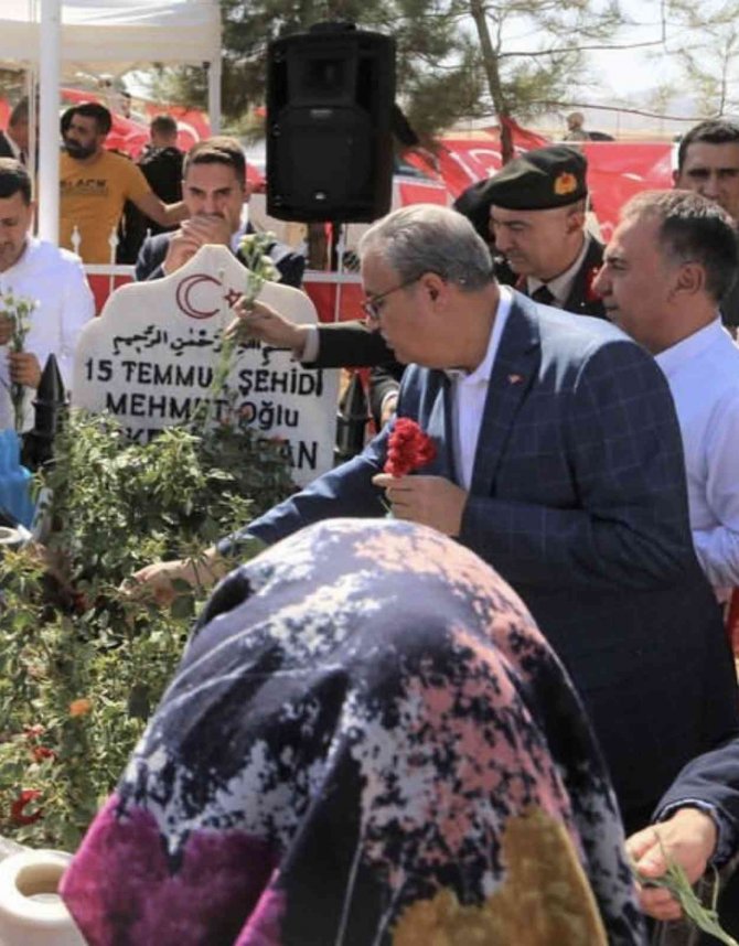 Diyarbakır’da 15 Temmuz şehidi kabri başında anıldı