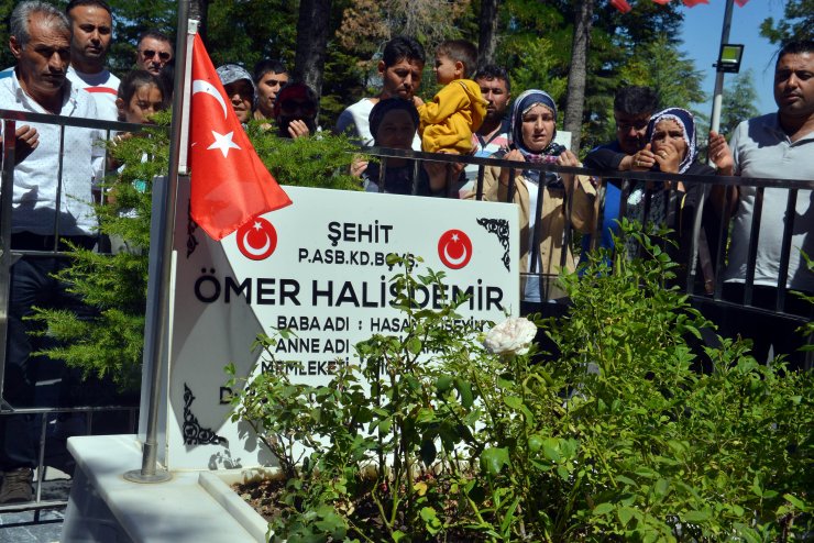 15 Temmuz’un yıl dönümünde Ömer Halisdemir’in kabrine ziyaretçi akını