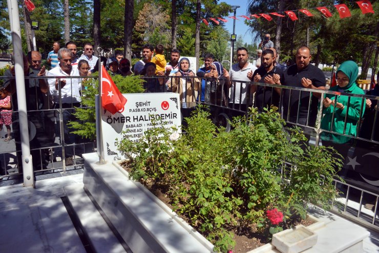 15 Temmuz’un yıl dönümünde Ömer Halisdemir’in kabrine ziyaretçi akını