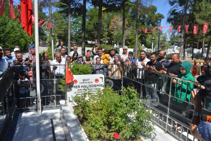 15 Temmuz’un yıl dönümünde Ömer Halisdemir’in kabrine ziyaretçi akını