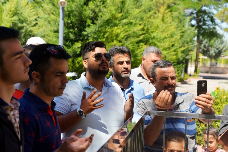 15 Temmuz’un yıl dönümünde Ömer Halisdemir’in kabrine ziyaretçi akını