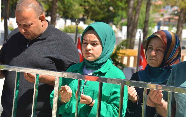15 Temmuz’un yıl dönümünde Ömer Halisdemir’in kabrine ziyaretçi akını