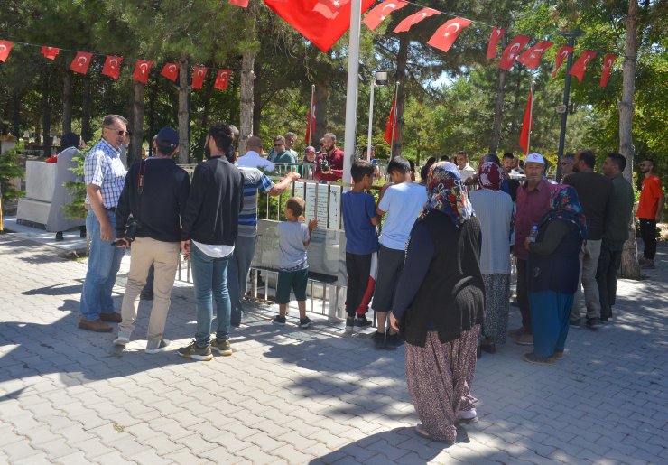 15 Temmuz’un yıl dönümünde Ömer Halisdemir’in kabrine ziyaretçi akını