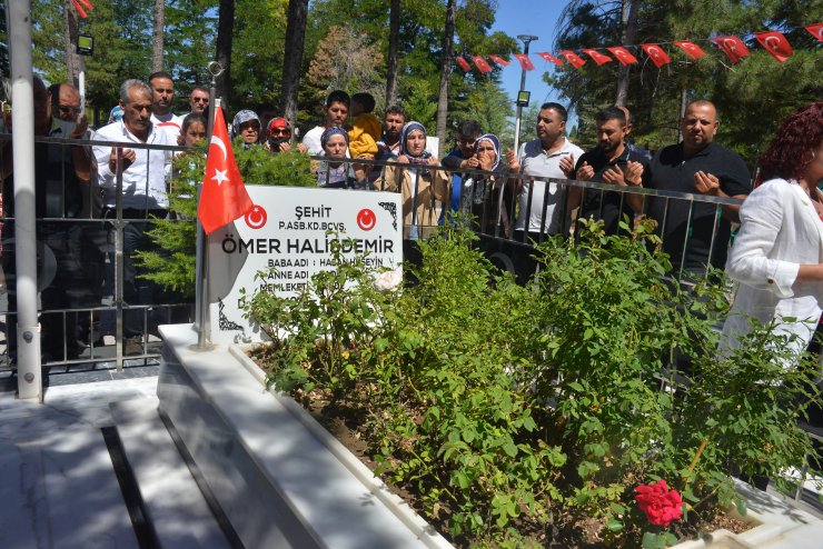 15 Temmuz’un yıl dönümünde Ömer Halisdemir’in kabrine ziyaretçi akını