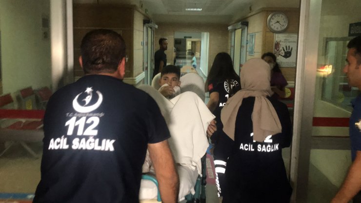 17 yaşındaki çocuk, silahla şakalaşırken akrabasını çenesinden vurdu