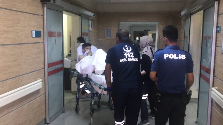 17 yaşındaki çocuk, silahla şakalaşırken akrabasını çenesinden vurdu