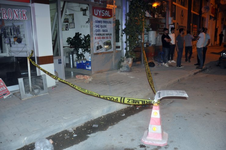 17 yaşındaki çocuk, silahla şakalaşırken akrabasını çenesinden vurdu