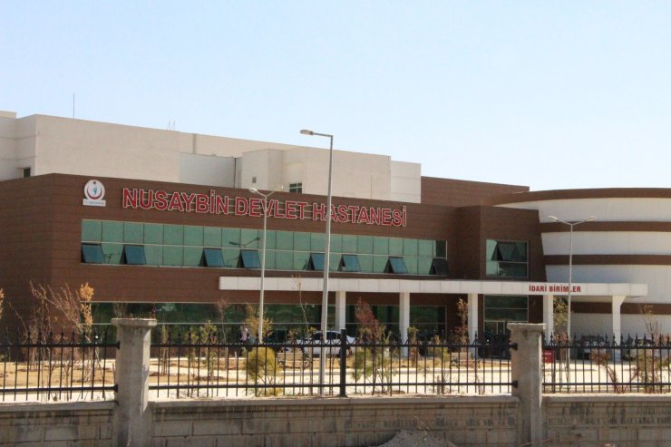 Acil servis önünde güvenlik görevlisini darbettiler