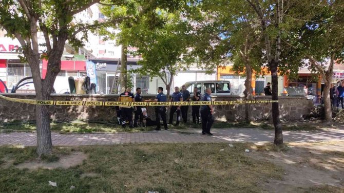 Adliye binası yanında ölü bulundu