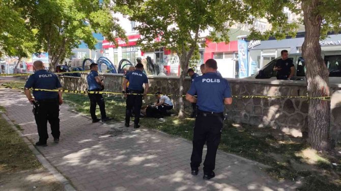 Adliye binası yanında ölü bulundu