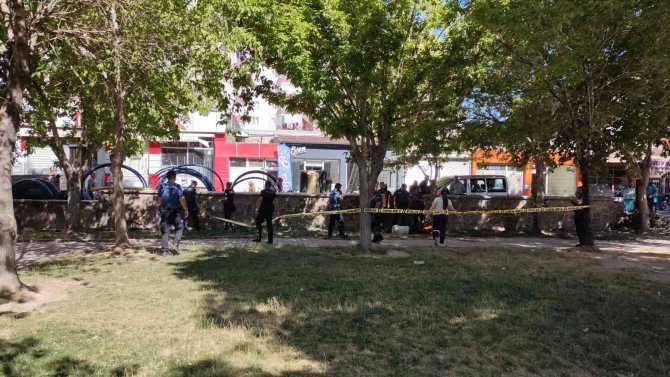 Adliye binası yanında ölü bulundu