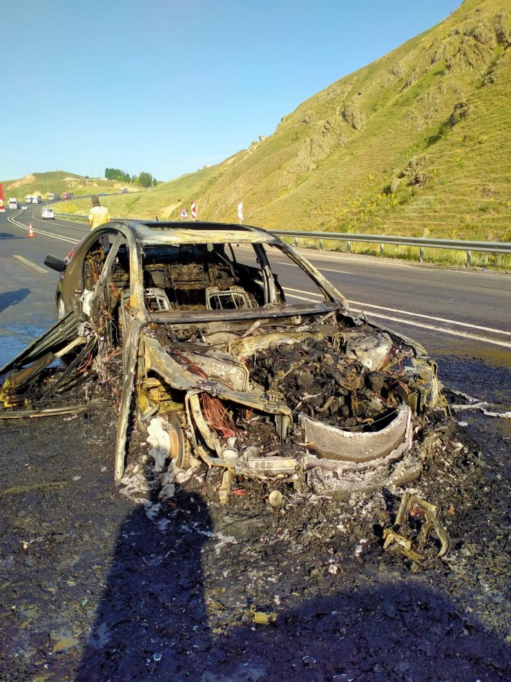 Ağrı’da seyir halindeyken yanan otomobil nedeniyle yol trafiğe kapandı