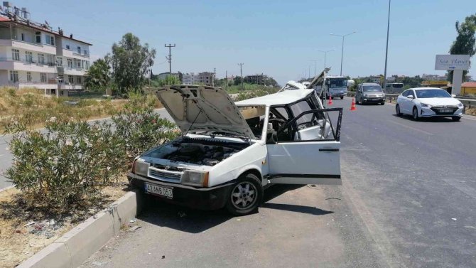 Arızalanarak park eden otomobile tur otobüsü arkadan çarptı: 4 yaralı