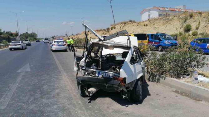Arızalanarak park eden otomobile tur otobüsü arkadan çarptı: 4 yaralı