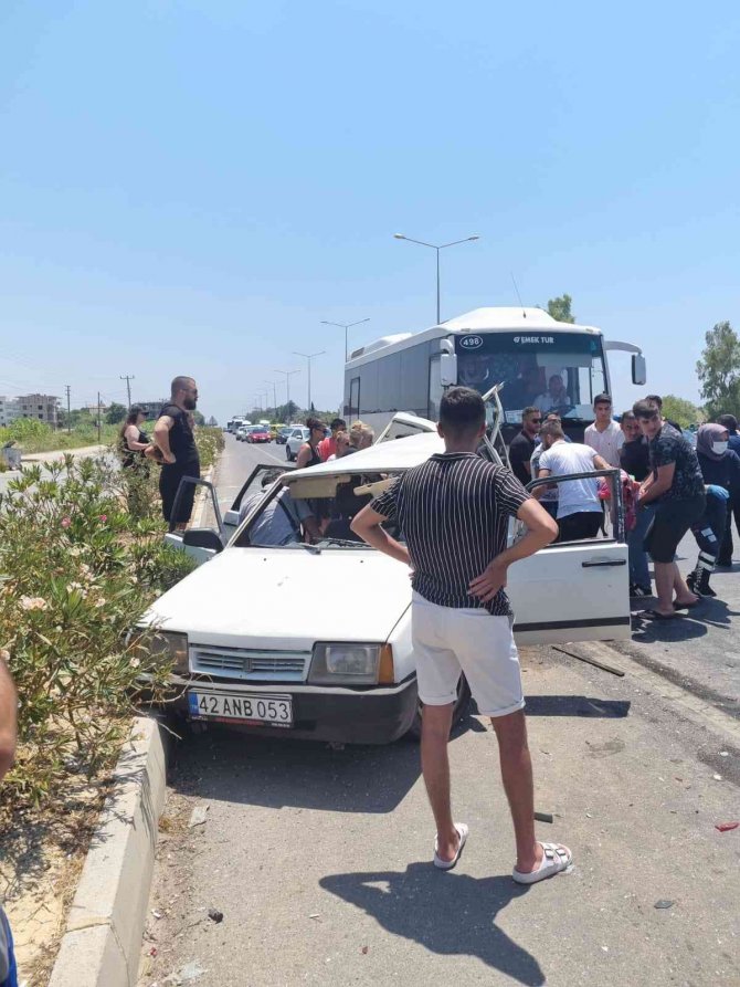 Arızalanarak park eden otomobile tur otobüsü arkadan çarptı: 4 yaralı