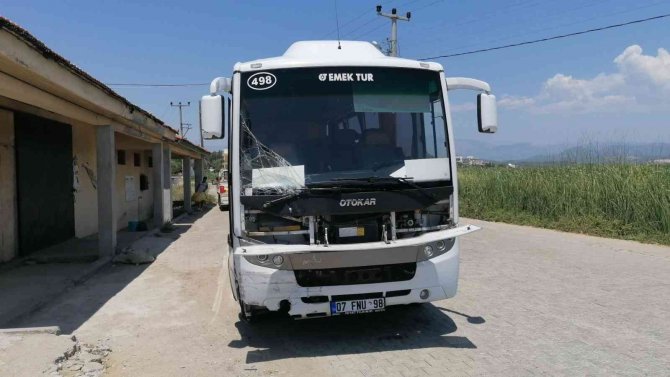 Arızalanarak park eden otomobile tur otobüsü arkadan çarptı: 4 yaralı