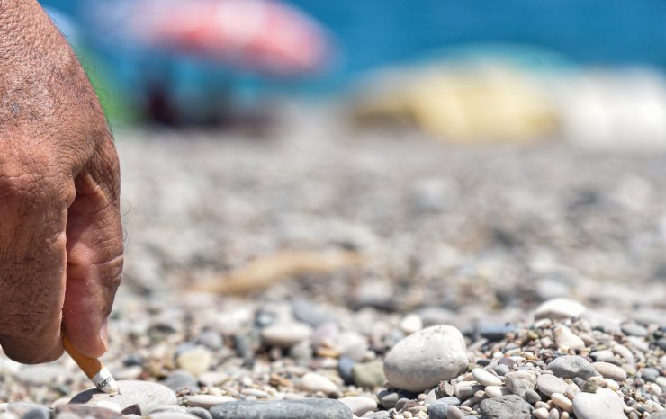 Bayram yoğunluğu yaşanan sahilde 'izmarit' kirliliği