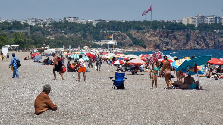Bayram yoğunluğu yaşanan sahilde 'izmarit' kirliliği