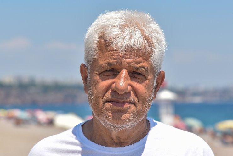 Bayram yoğunluğu yaşanan sahilde 'izmarit' kirliliği