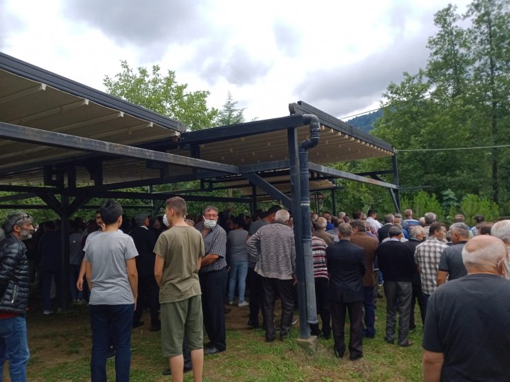 Bıçakla babasını öldürüp, annesi ve kız kardeşini yaralayan şüpheli tutuklandı