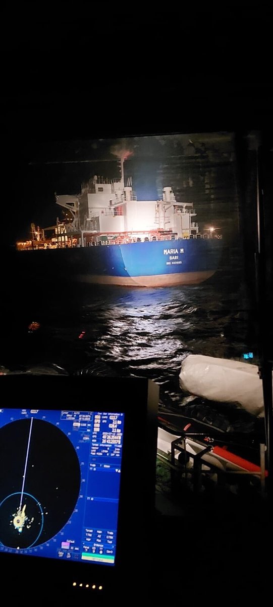 Çanakkale Boğazı'nda arızalanan gemi römorkörle çekildi