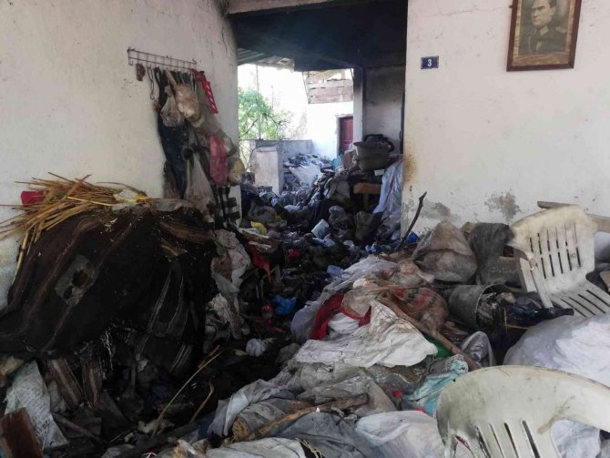 Çöp evde yangın