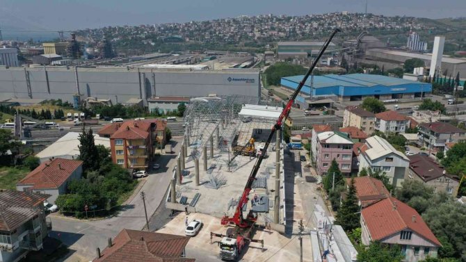 Dilovası katlı otoparkta çatı montajı yapılıyor