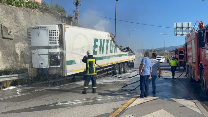 Alev alan bisküvi yüklü tırın dorsesi kullanılamaz hale geldi