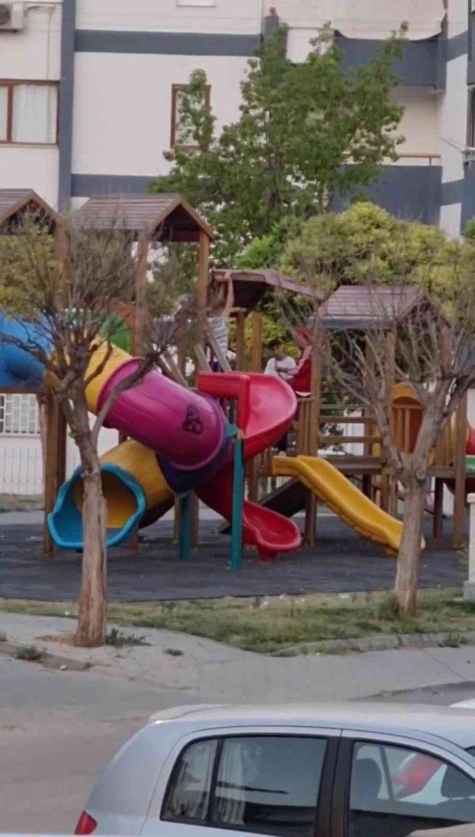 Durduk yere oyun parkına zarar verdiler