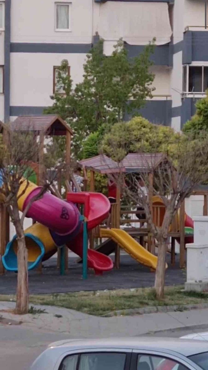 Durduk yere oyun parkına zarar verdiler