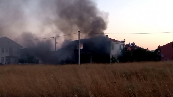 Evin garajındaki LPG’li otomobil yandı