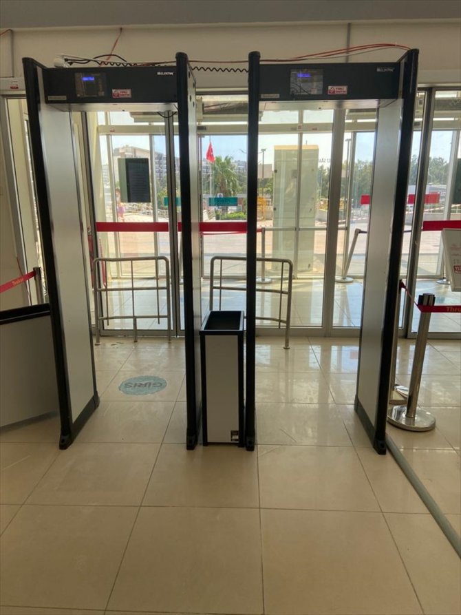 Sağlıkta şiddete karşı hastanelere metal kapı dedektörü