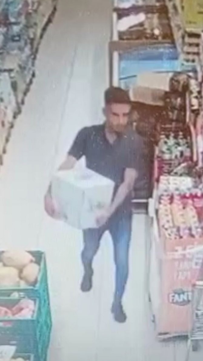 Elini kolunu sallayarak 700 TL değerinde yağ çaldı