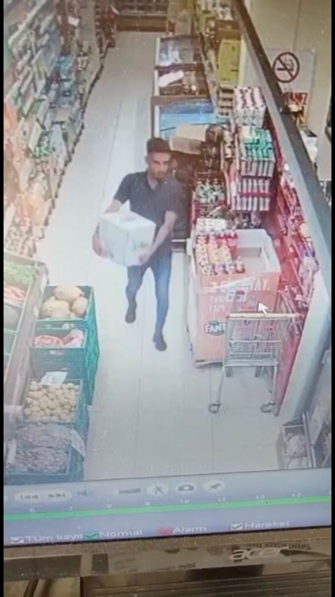 Elini kolunu sallayarak 700 TL değerinde yağ çaldı