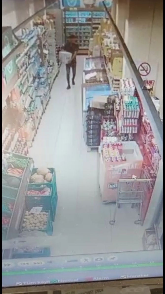 Elini kolunu sallayarak 700 TL değerinde yağ çaldı