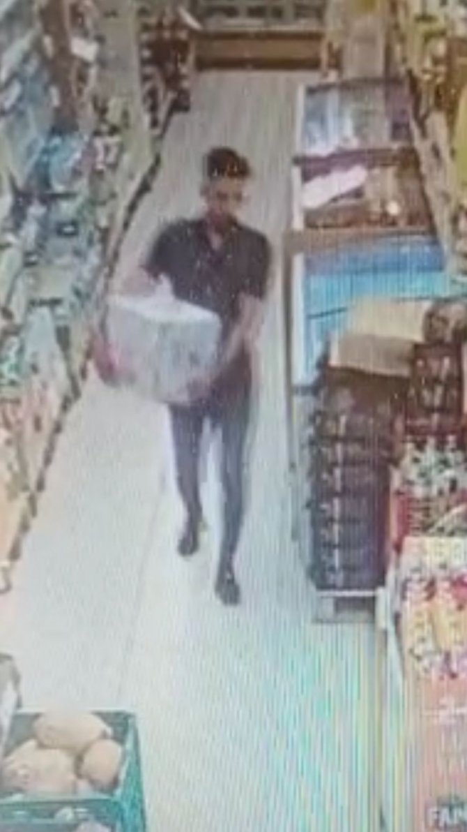 Elini kolunu sallayarak 700 TL değerinde yağ çaldı