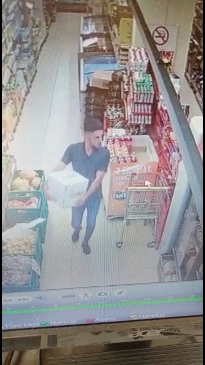 Elini kolunu sallayarak 700 TL değerinde yağ çaldı