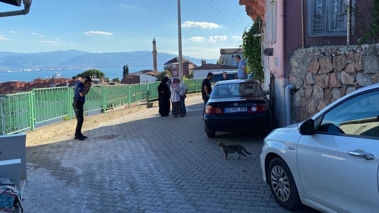 Evin salonunda çıplak halde ölü bulundu