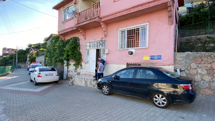 Evin salonunda çıplak halde ölü bulundu