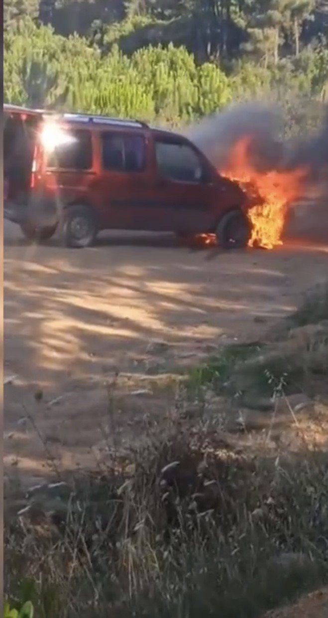 Hafif ticari araç alev alev yandı